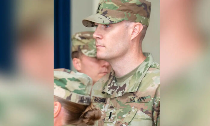 El teniente primero Mark Bashaw en su ceremonia de cesión de mando en el Aberdeen Proving Ground de Maryland el 9 de julio de 2021. (Graham Snodgrass/Centro de Salud Pública del Ejército)