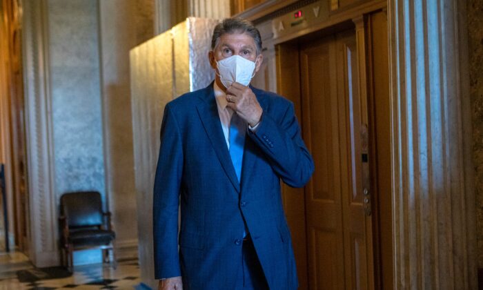 El senador Joe Manchin (D-W. Va.) sale del pleno del Senado luego de una votación en Washington, el 6 de agosto de 2022. (Anna Rose Layden/Getty Images)
