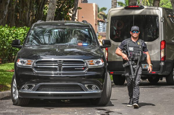 Un miembro del Servicio Secreto frente a la casa del expresidente Donald Trump en Mar-a-Lago, en Palm Beach, Florida, el 9 de agosto de 2022. (Giorgio Viera/AFP vía Getty Images)
