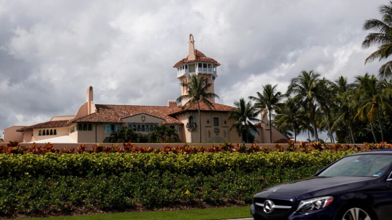Un coche pasa por delante del complejo Mar-a-Lago del expresidente Donald Trump en Palm Beach, Florida, en una fotografía de archivo del 11 de febrero de 2022. (Joe Raedle/Getty Images)

