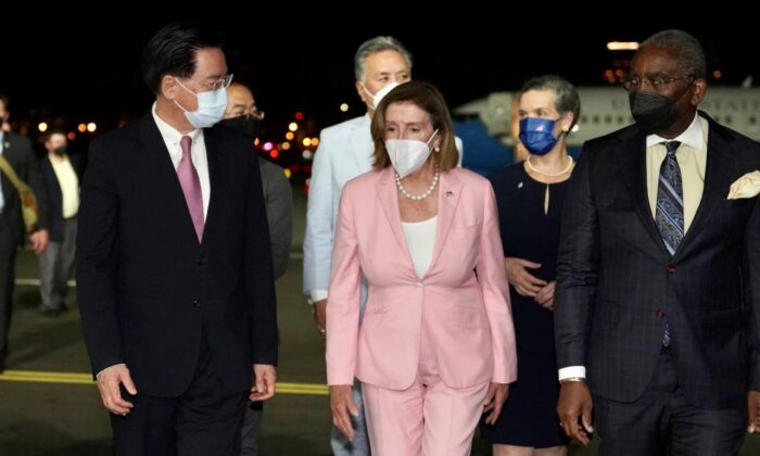 La presidente de la Cámara de Representantes de EE.UU., Nancy Pelosi (centro) a su llegada en el Aeropuerto Songshan, en Taipei, Taiwán, 2 de agosto de 2022. (Ministerio de Exteriores de Taiwán)