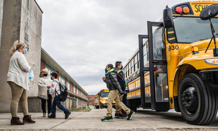 Foto de archivo: Profesores dan la bienvenida a sus alumnos cuando bajan del autobús en la escuela primaria Carter Traditional en Louisville, Kentucky, el 24 de enero de 2022. (Jon Cherry/Getty Images)