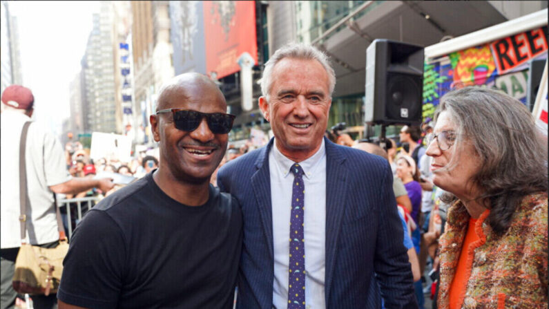 Mary Holland (D) Robert Kennedy Jr. (C) y Kevin Jenkins (I) hablan en el Rally por la Libertad de Broadway en Manhattan, Nueva York, el 16 de octubre de 2021. (Enrico Trigoso/The Epoch Times)
