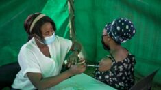 Sudáfrica confirma muerte vinculada con la vacuna COVID-19