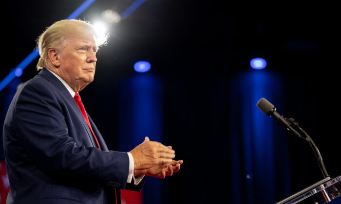 El expresidente de Estados Unidos Donald Trump aplaude a su llegada a la Conferencia de Acción Política Conservadora (CPAC) en el Hilton Anatole de Dallas, Texas, el 6 de agosto de 2022. (Brandon Bell/Getty Images)