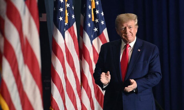 El expresidente Donald Trump llega para hablar en la Cumbre del America First Policy Institute, en Washington, el 26 de julio de 2022. (Mandel Ngan/AFP vía Getty Images)
