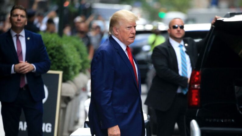 El expresidente Donald Trump camina hacia un vehículo fuera de la Torre Trump en Nueva York el 10 de agosto de 2022. (Stringer/AFP vía Getty Images)
