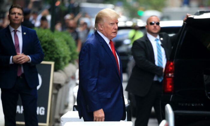 El expresidente Donald Trump camina hacia un vehículo fuera de la Torre Trump en Nueva York el 10 de agosto de 2022. (Stringer/AFP vía Getty Images)