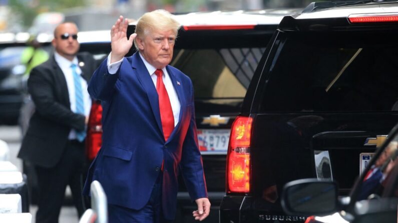 El expresidente Donald Trump saluda mientras camina hacia un vehículo fuera de la Torre Trump en Nueva York el 10 de agosto de 2022. (Stringer/AFP vía Getty Images)