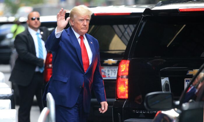El expresidente Donald Trump saluda mientras camina hacia un vehículo fuera de la Torre Trump, en Nueva York, el 10 de agosto de 2022. (Stringer/AFP a través de Getty Images)