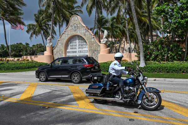 Agentes de la ley local frente a la casa del expresidente Donald Trump, en Mar-A-Lago, en Palm Beach, Florida, el 9 de agosto de 2022. (Giorgio Viera/AFP vía Getty Images)