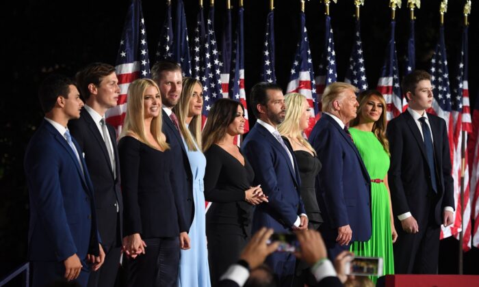 (De der. a iz.) Barron Trump, la entonces primera dama Melania Trump, el entonces presidente Donald Trump, Tiffany Trump, Donald Trump Jr, Kimberly Guilfoyle, Lara Trump, Eric Trump, Ivanka Trump, Jared Kushner y Michael Boulos de pie después de que el presidente pronunciara su discurso de aceptación de la nominación del Partido Republicano para la reelección durante el último día de la Convención Nacional Republicana en el Jardín Sur de la Casa Blanca el 27 de agosto de 2020. (Saul Loeb/AFP vía Getty Images)