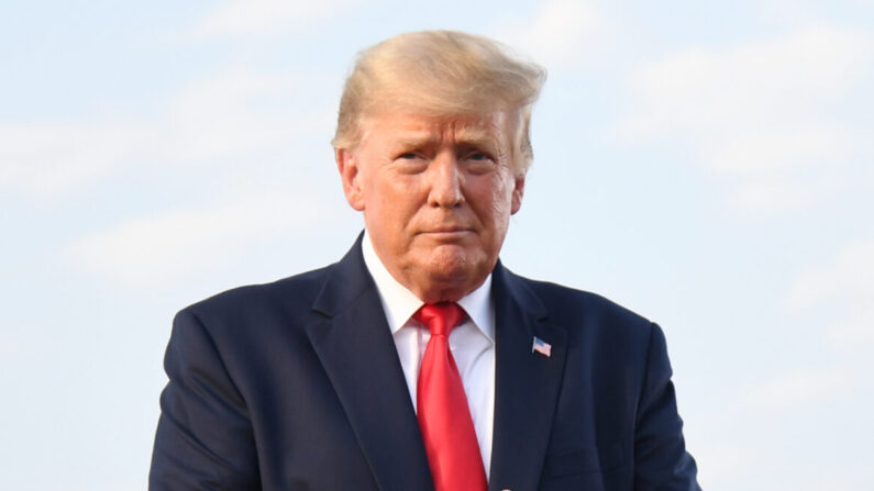El expresidente Donald Trump llega para dar un discurso durante un Rally Save America en el Adams County Fairgrounds en Mendon, Illinois, el 25 de junio de 2022. (Michael B. Thomas/Getty Images)
