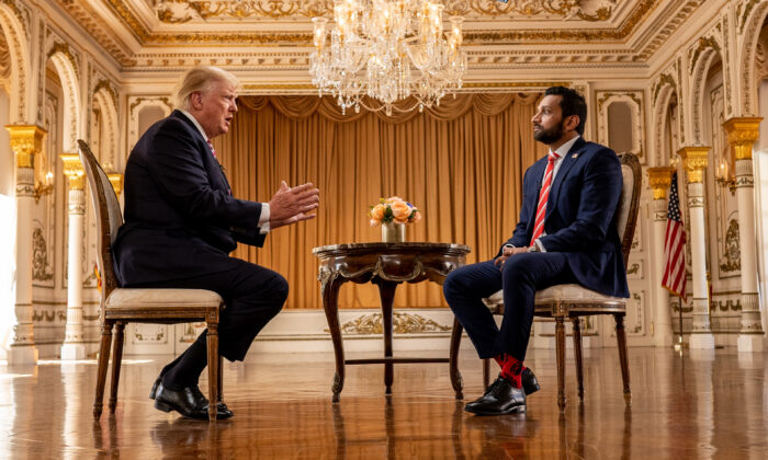 El expresidente Donald Trump habla con Kash Patel, de EpochTV, en su resort Mar-a-Lago, en Palm Beach, Florida, el 31 de enero de 2022. (The Epoch Times)