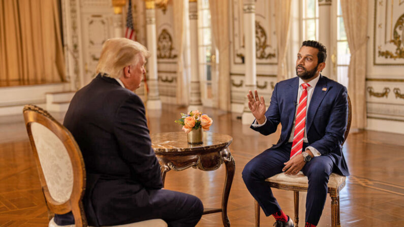 El expresidente Donald Trump habla con Kash Patel, de Epoch TV, en su complejo Mar-a-Lago en Palm Beach, Florida, el 31 de enero de 2022. (The Epoch Times)
