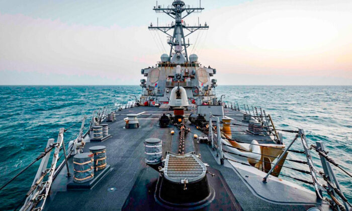 El destructor de misiles guiados de clase Arleigh Burke, el USS John S. McCain (DDG 56), realiza un tránsito de rutina por el Estrecho de Taiwán el 4 de febrero de 2021. (Markus Castaneda, especialista en comunicación de masas de segunda clase/Séptima flota de EE.UU.)
