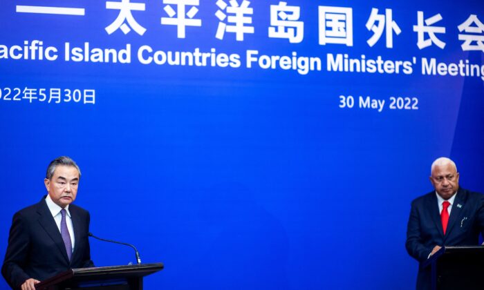El ministro de Relaciones Exteriores de China, Wang Yi (izquierda), habla durante una conferencia de prensa conjunta con el primer ministro de Fiji, Frank Bainimarama, en la capital de Fiji, Suva, el 30 de mayo de 2022. (Leon Lord/AFP vía Getty Images)
