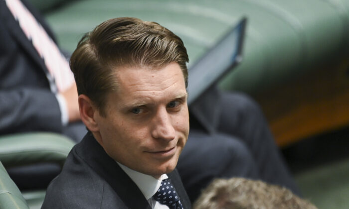 El ministro de Defensa en la sombra de Australia, Andrew Hastie, reacciona durante el turno de preguntas en la Casa del Parlamento, en Canberra, Australia, el 28 de julio de 2022. (Martin Ollman/Getty Images)
