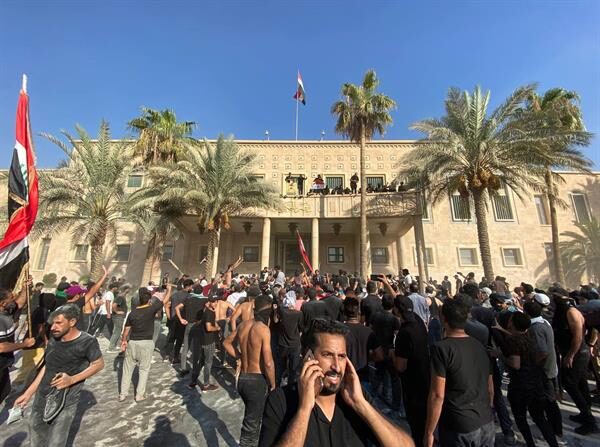 Seguidores del clérigo chií iraquí Muqtada al Sadr asaltan el Palacio Republicano que alberga la oficina del primer ministro, en Bagdad, el 29 de agosto de 2022. (EFE/EPA/AHMED JALIL)
