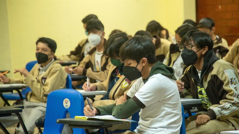 Estudiantes de secundaria asisten a clase para iniciar el ciclo escolar 2022-2023, el 29 de agosto de 2022, en Ciudad de México (México). EFE/ Isaac Esquivel