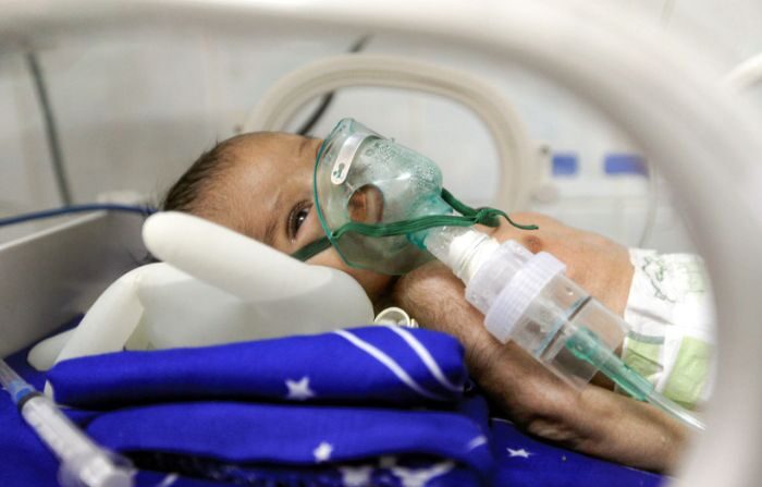 Un bebé nacido prematuramente dentro de una incubadora en la unidad de cuidados intensivos neonatales. Imagen ilustrativa. (MOHAMMED HUWAIS/AFP vía Getty Images)
