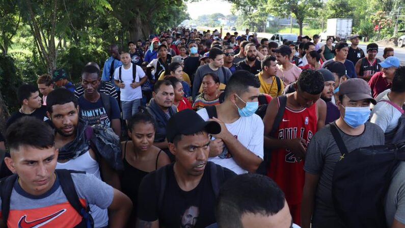 Migrantes centroamericanos salen este miércoles en caravana de la ciudad de Tapachula, en el estado de Chiapas (México). EFE/Juan Manuel Blanco