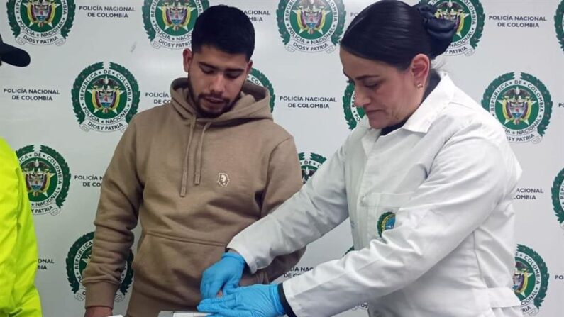 Fotografía cedida el 31 de agosto de 2022 por Interpol Colombia que muestra a Sebastián Meneses Toro, hijo del exjefe paramilitar Daniel Rendón alias "Don Mario", durante la toma de huellas tras su captura este miércoles, en Bogotá (Colombia). EFE/Interpol Colombia