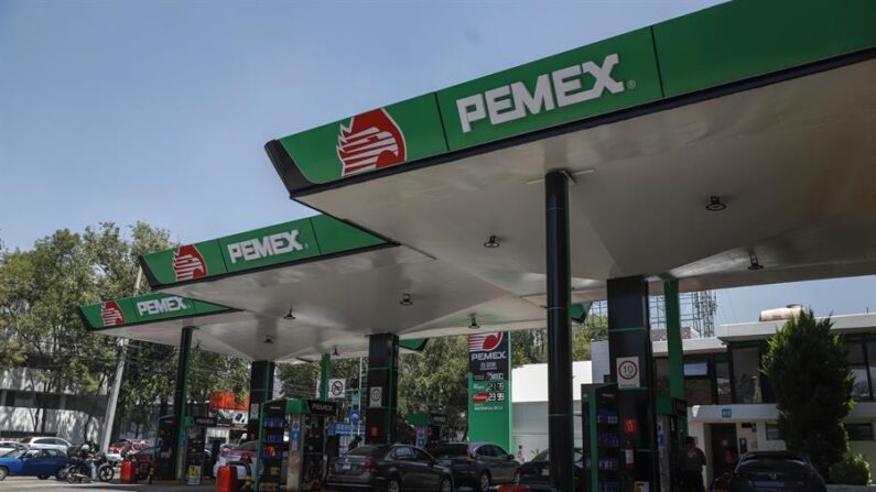 Fotografía de una estación de gasolina de Petróleos Mexicanos (Pemex) el 12 de agosto de 2022, en la Ciudad de México (México). EFE/ Isaac Esquivel