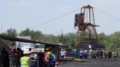 Rescatistas retiran objetos que obstruyen entrada a mina colapsada en México