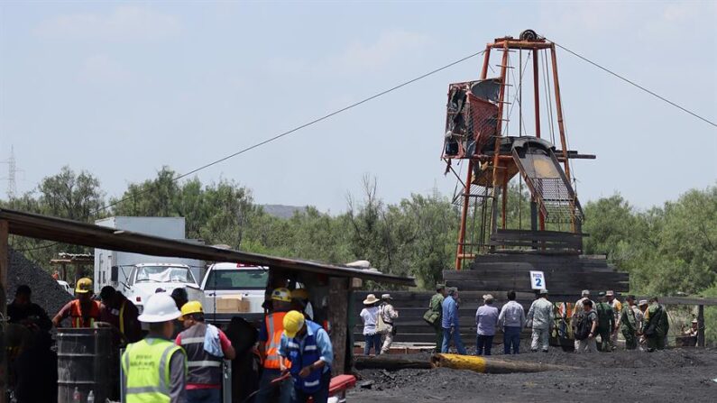 Personal de rescate labora en la zona donde se encuentran 10 mineros atrapados, el 5 de agosto de 2022 en el municipio de Sabinas en Coahuila (México). EFE/Antonio Ojeda