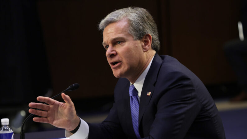 El director del FBI, Christopher Wray, declara durante una audiencia ante el Comité Judicial del Senado en el Capitolio, en Washington, el 4 de agosto de 2022. (Alex Wong/Getty Images)
