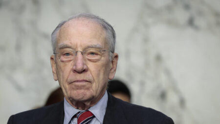 Grassley expresa su preocupación al director del FBI tras la redada a Mar-a-Lago