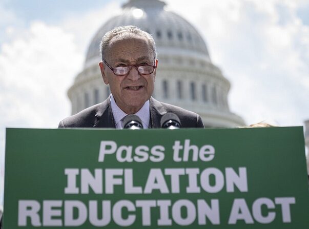 El líder de la mayoría del Senado, Chuck Schumer (D-N.Y.), habla durante una conferencia de prensa sobre la Ley de Reducción de la Inflación en el exterior del Capitolio de Estados Unidos, en Washington, el 4 de agosto de 2022. (Drew Angerer/Getty Images)
