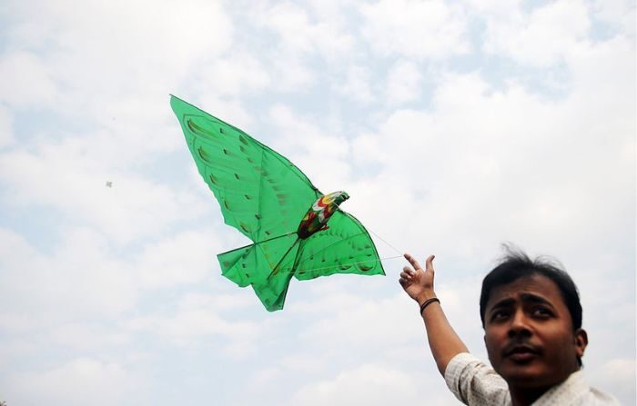 Un hombre indio participa en un festival de cometas en Calcuta, el 19 de enero de 2012. (DIBYANGSHU SARKAR/AFP vía Getty Images)