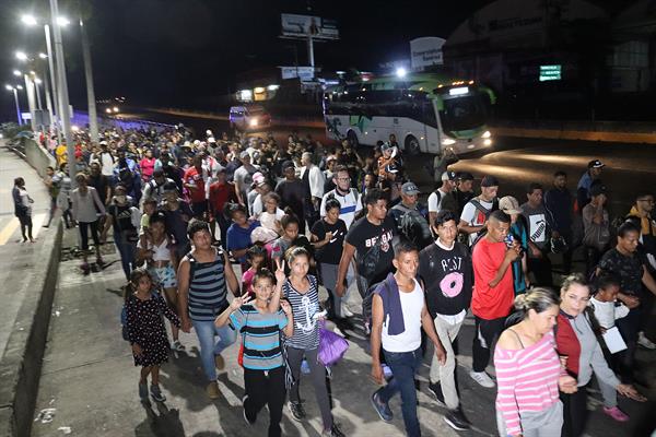 Migrantes de diversas nacionalidades caminan en caravana en Tapachula (México) el 28 de agosto de 2022. EFE/Juan Manuel Blanco
