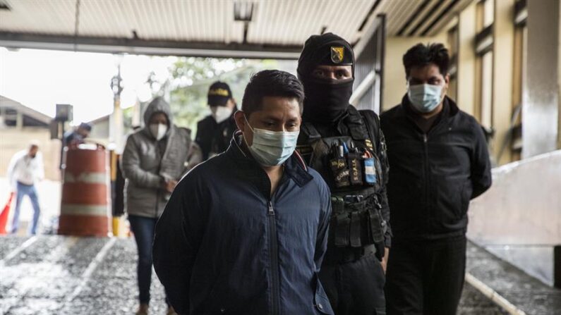 Abel Mateo Baltazar de 27 años, integrante de la estructura criminal “Alfa siete”, fue capturado tras ser acusado de tráfico ilegal de personas, el 2 de agosto de 2022 en Ciudad de Guatemala (Guatemala). EFE/Esteban Biba