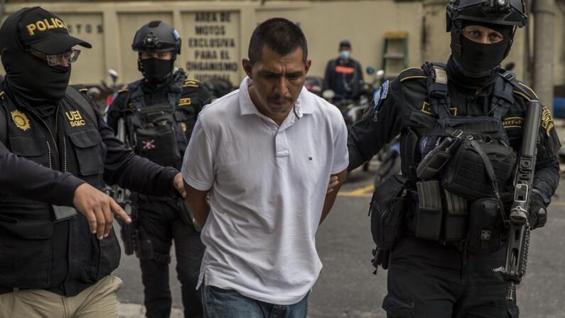 Felipe Diego Alonzo (c) alias el “Siete” es trasladado por policías a la torre de tribunales desde Huehuetenango (Gautemala). EFE/Esteban Biba