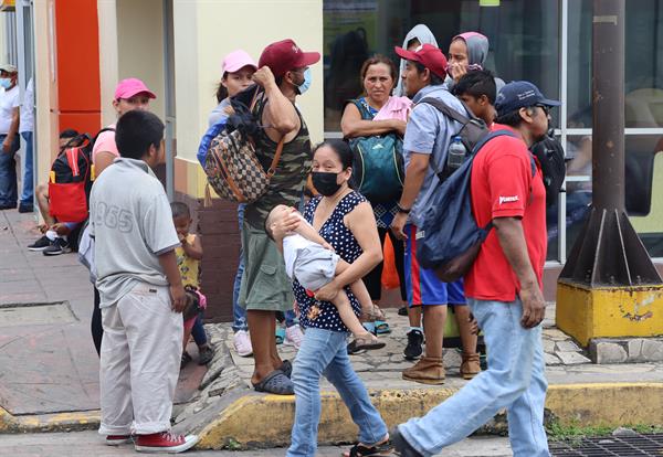 Grupos de migrantes centroamericanos convocan a una nueva caravana en la ciudad de Tapachula en Chiapas (México), el 21 de agosto de 2022. EFE/Juan Manuel Blanco
