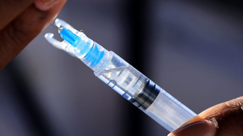 Una vacuna contra el COVID-19 en Washington, D.C., en una imagen de archivo del 6 de mayo de 2021. (Chip Somodevilla/Getty Images)
