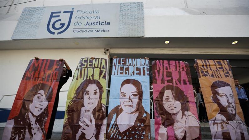 Vista el 1 de agosto de 2022 de los retratos de las víctimas del caso Narvarte, durante una manifestación de familiares, amigos y activistas frente a la Fiscalía General de Justicia de la Ciudad de México (México). EFE/José Méndez
