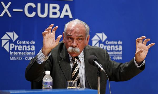 Jorge González Pérez, doctor en Ciencias y presidente de la Sociedad Cubana de Medicina Legal, habla en rueda de prensa sobre el proceso de búsqueda e identificación de los desaparecidos en el incendio ocurrido el pasado 5 de agosto en la base de supertanqueros de Matanzas, en La Habana (Cuba), el 17 de agosto de 2022. EFE/Ernesto Mastrascusa