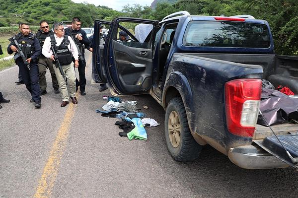 Personal de la Secretaría de Seguridad Pública de Michoacán al resguardo de la zona donde se enfrentaron supuestos criminales, en el municipio de Tuzantla (México), el 24 de agosto de2022. EFE/Secretaría de Seguridad Pública de Michoacán/
