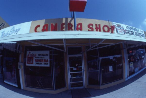 Tienda de cámaras Riviera en Redondo Beach, California. (Cortesía de herbsarchive)