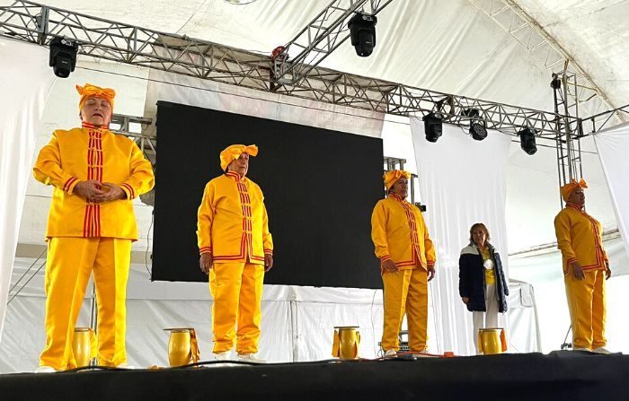 Exhibición de los ejercicios de Falun Dafa durante la presentación de la disciplina milenaria en Teziutlán, Puebla, el 14 de agosto de 2022. (Crédito: Hilda Deustúa)