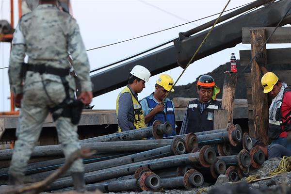 Mineros y personal de emergencias trabajan en el rescate de 10 mineros atrapados en una mina, el 5 de agosto de 2022, en el municipio de Sabinas, en Coahuila (México). EFE/ Antonio Ojeda
