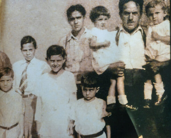 Joe Moraglia (R) del brazo de su padre y con su familia. (Cortesía de los Moraglia)
