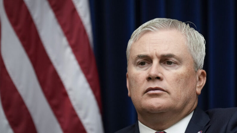 El representante James Comer (R-Ky.), miembro principal del Comité de Supervisión de la Cámara de Representantes, durante una audiencia en Washington el 27 de julio de 2022. (Drew Angerer/Getty Images)
