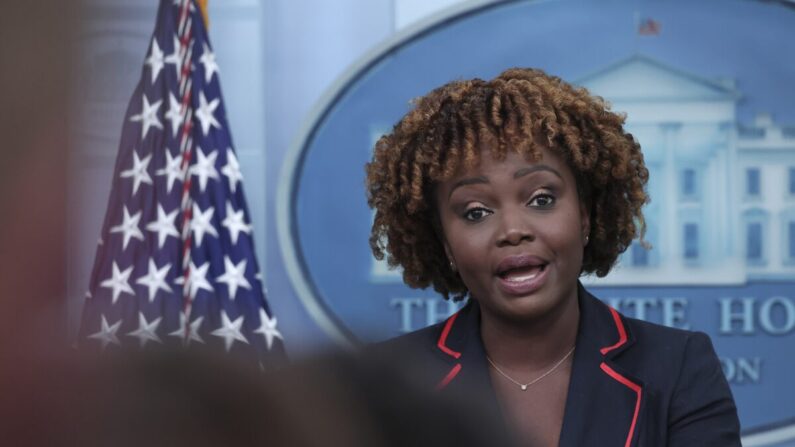 La secretaria de prensa de la Casa Blanca, Karine Jean-Pierre, habla durante una sesión informativa en Washington el 31 de agosto de 2022. (Win McNamee/Getty Images)
