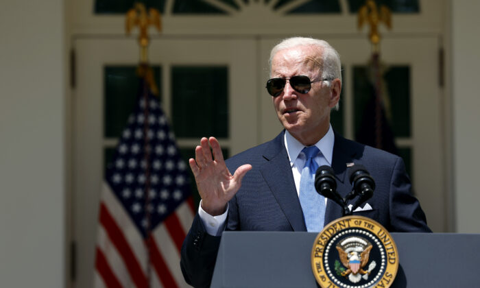El presidente Joe Biden pronuncia un discurso sobre COVID-19 en el Jardín de las Rosas de la Casa Blanca en Washington el 27 de julio de 2022. (Anna Moneymaker/Getty Images)