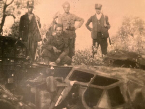 De niño, Moraglia tomó una foto de un avión alemán derribado. (Cortesía de los Moraglia)